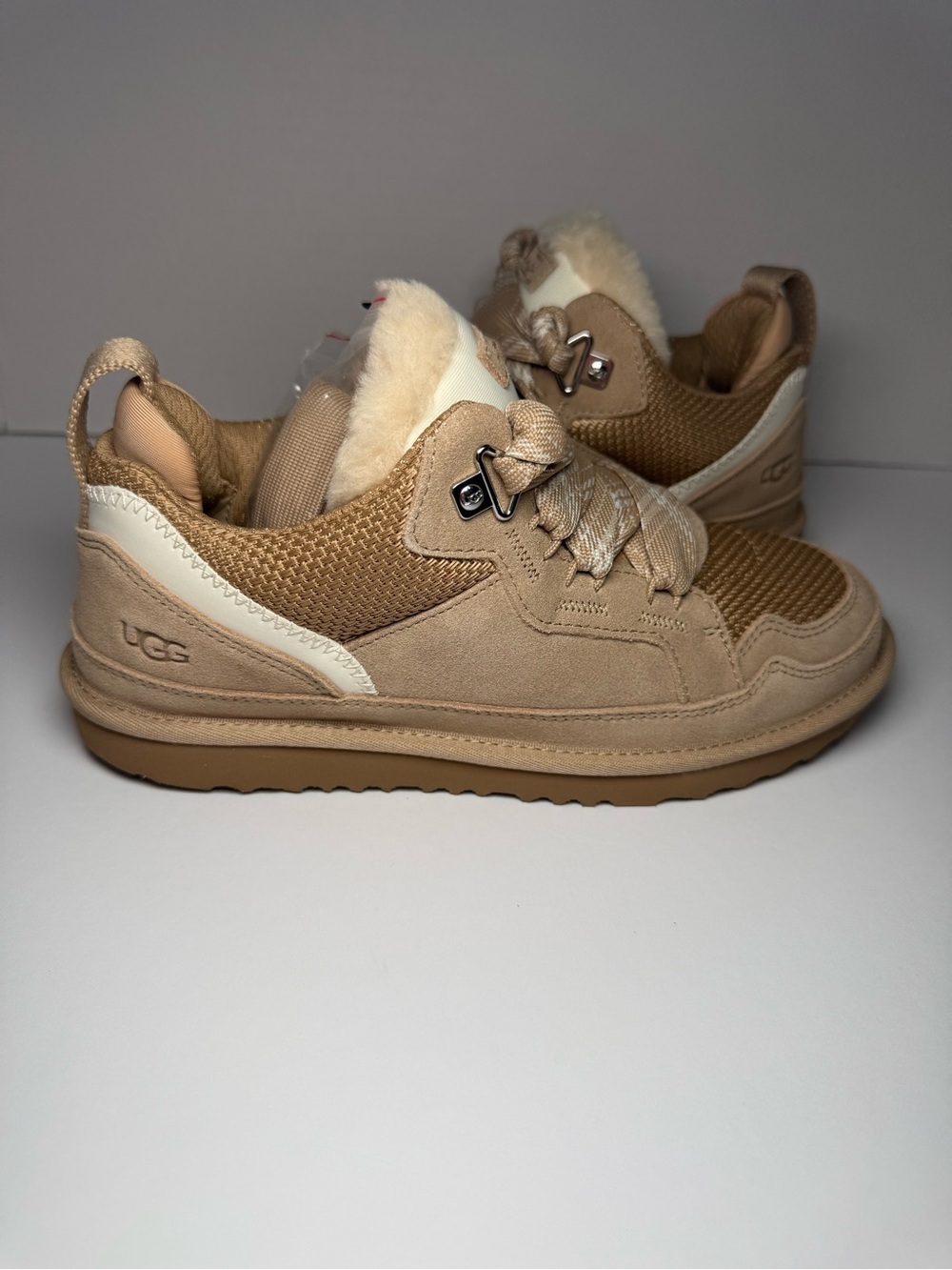 UGG Girl's (Grade School)
Lowmel Sand size 5Y